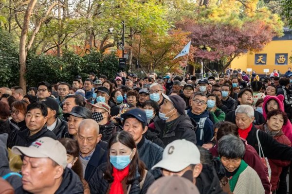 配资靠谱股票配资门户 首日约满！景区免门票，是不是“赔本赚吆喝”？